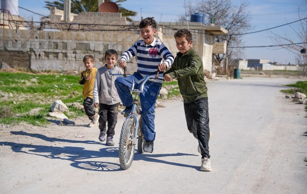 NRK TV Aksjonen 2026 Syria Gutter Sykkel Foto Tareq Mnadili NRC Flyktninghjelpen (1)