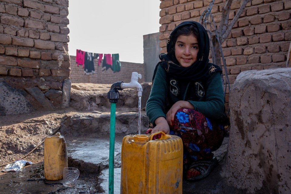 Å hente vann er en av Shafias daglige plikter.