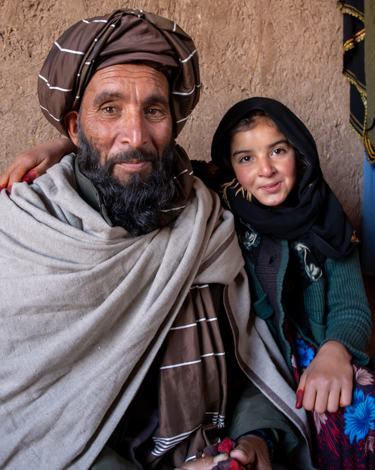 Shafia sammen med faren Sharafuddin. Foto: Maisam Shafiey/NRC Flyktninghjelpen