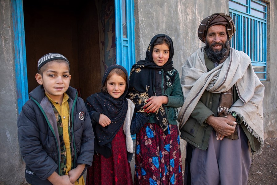 Foran familiens nye hjem: Shafias nevø, Abdullah, søsteren Fatima, Shafia og faren Sharafuddin.