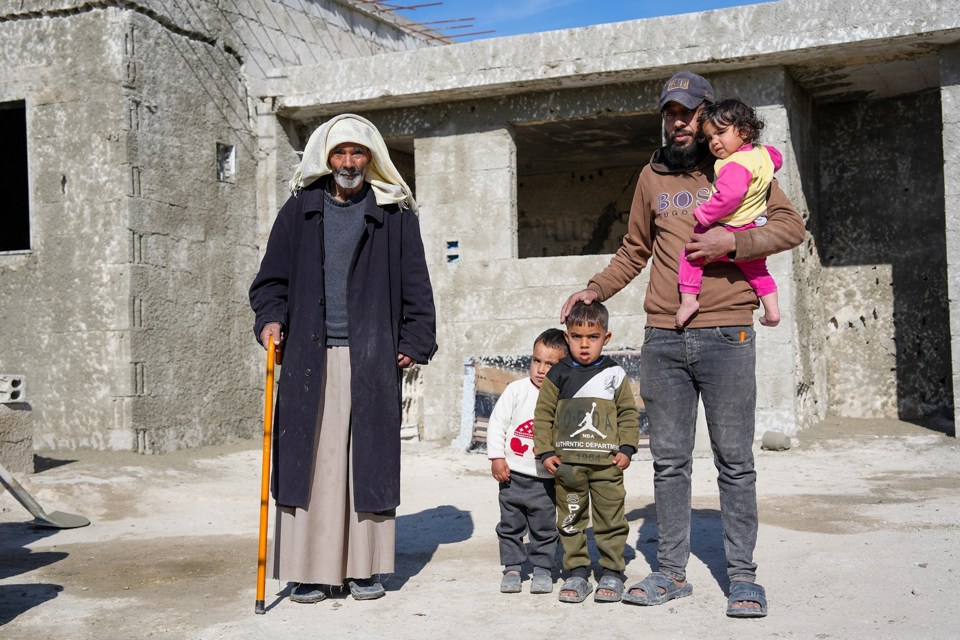 En eldre mann med stokk, en yngre mann med 